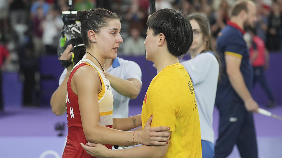 Spain's Carolina Marin (left) suffers an injury against He Bingjiao at the Paris Olympics in the summer./ Dita Alangkara/CFP