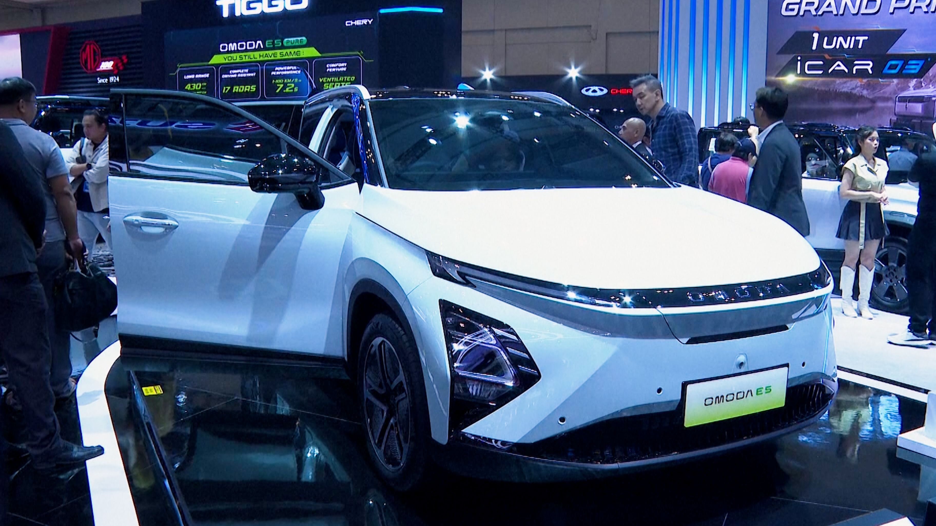 Tariff headaches rumble on as manufacturers seek to avoid market pain