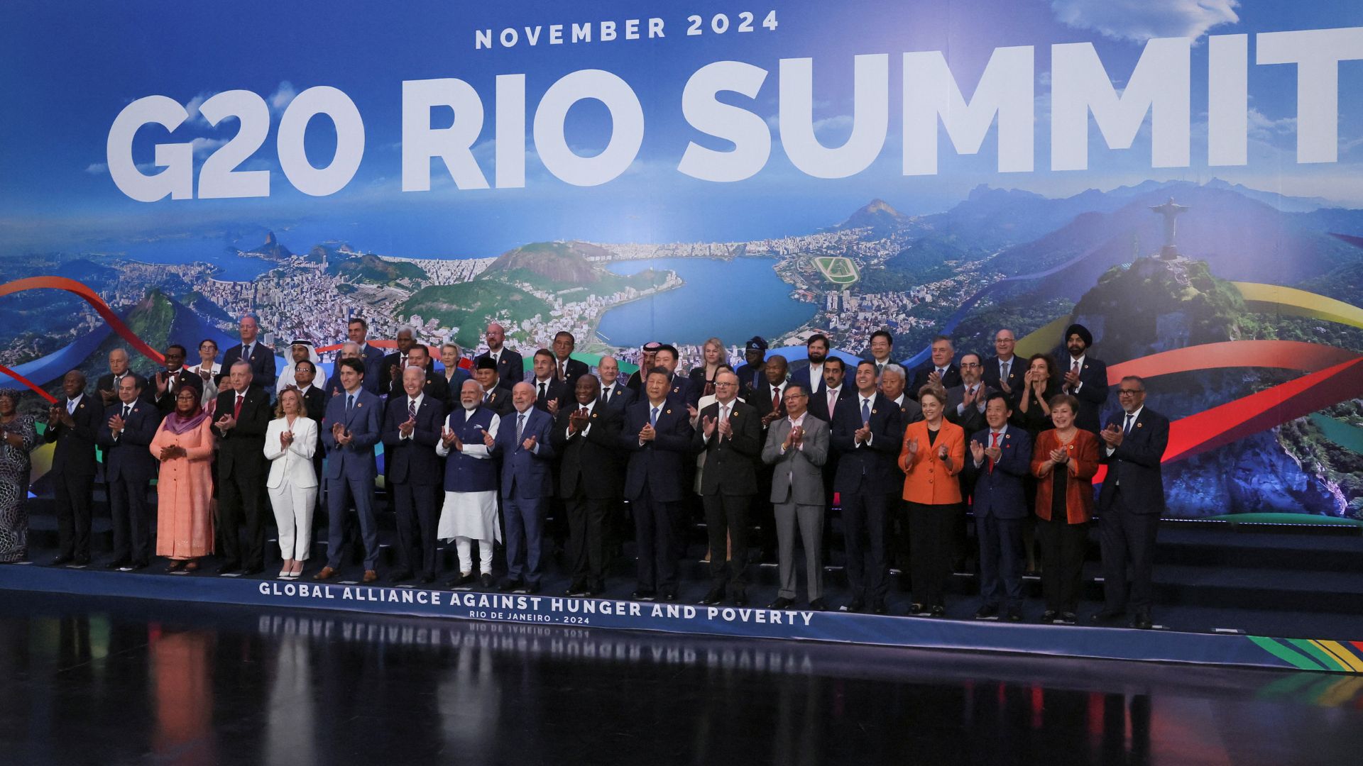 World leaders gather for a group photo during the G20 summit in Rio de Janeiro. /Leah Millis