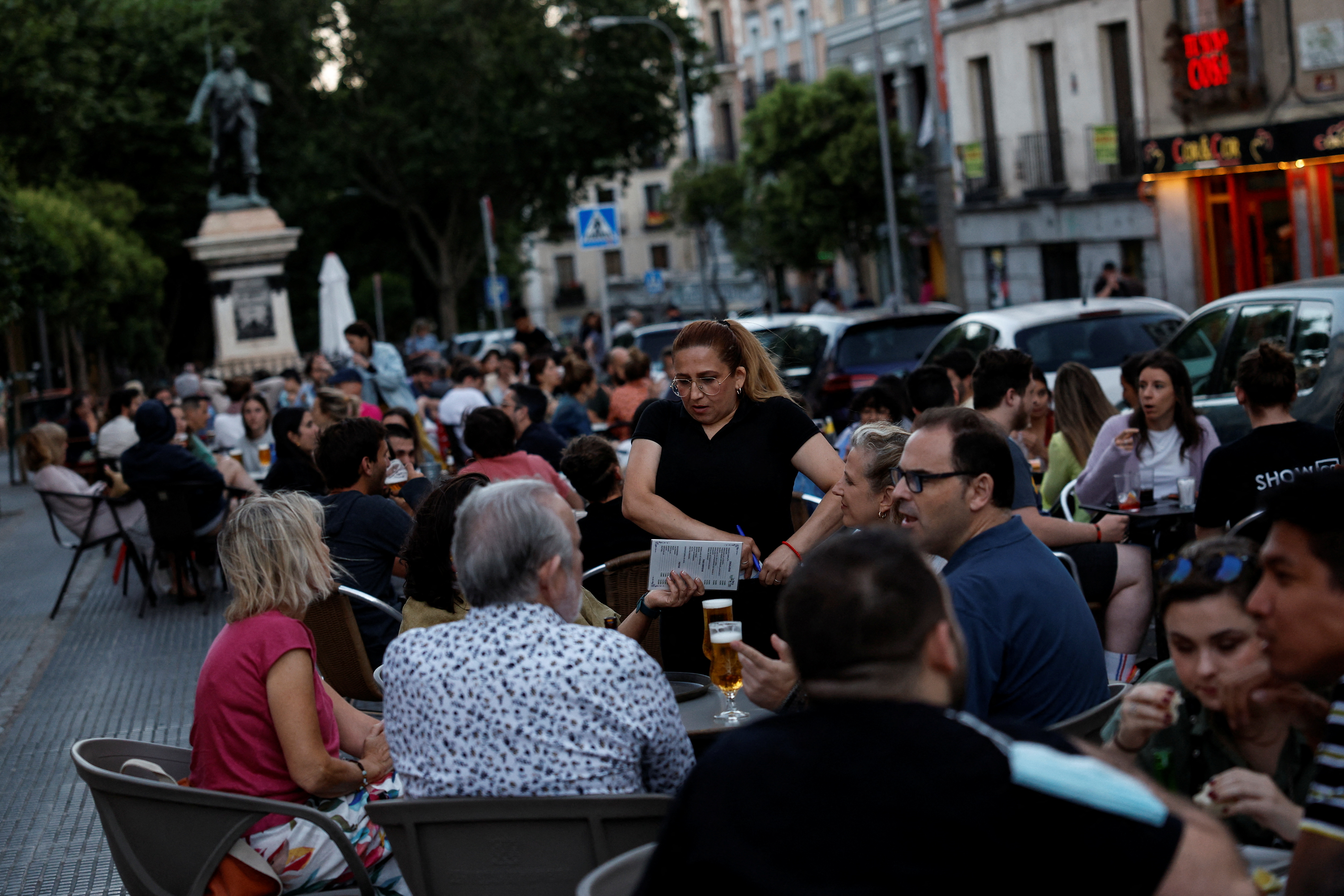 A waiter works at a crowded restaurant terrace in central Madrid. Spain's economy is the fastest growing in the eurozone. /Susana Ver/Reuters/Archive