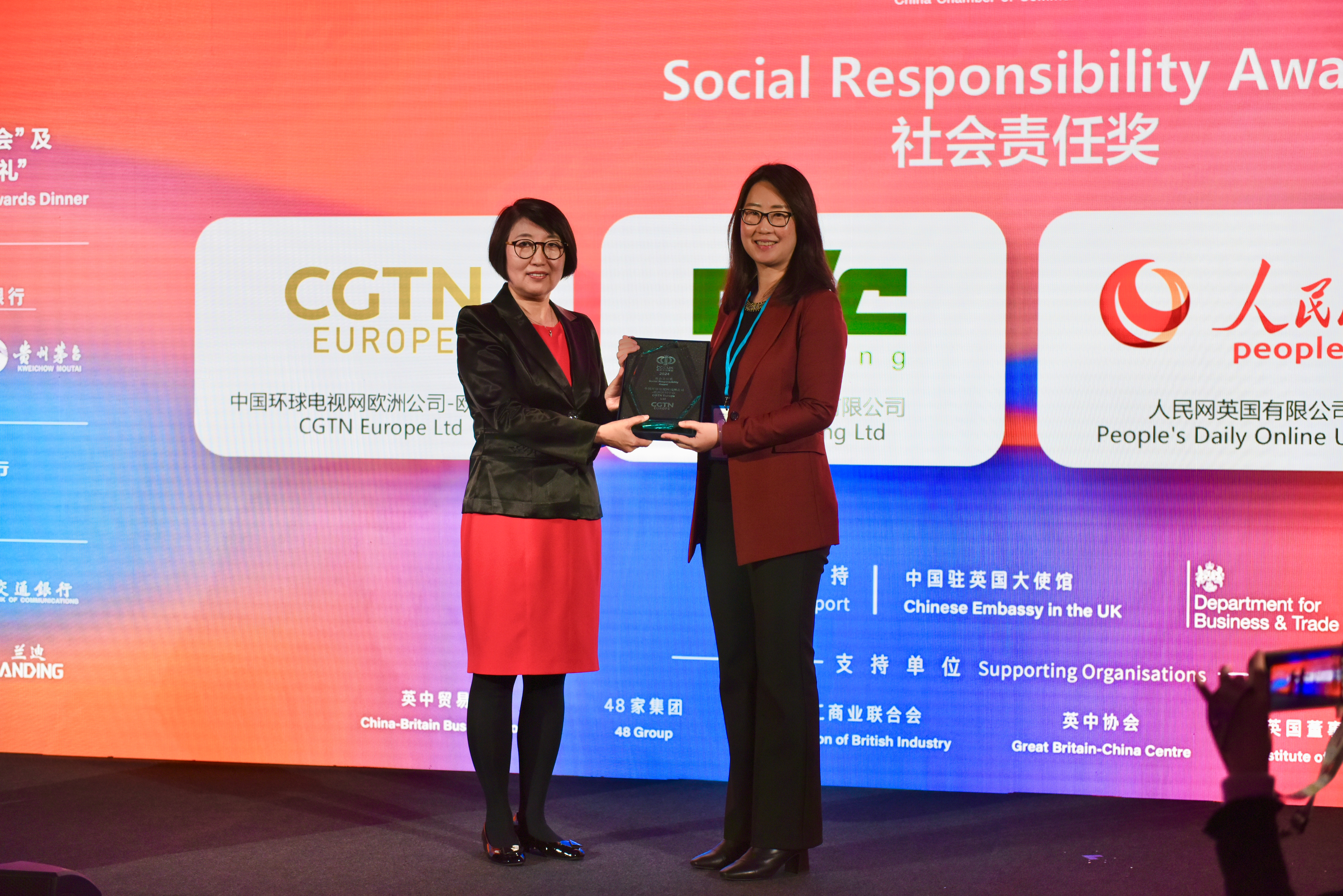 Guo Chun (right), Deputy Director of CGTN Europe, receives the award from Bao Ling (left), Minister of the Chinese Embassy in the UK. /CGTN Photo
