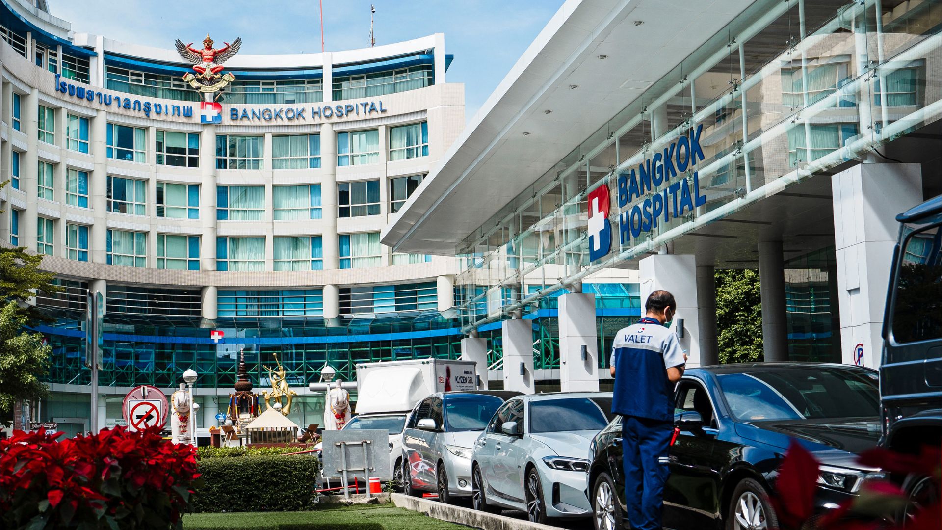 Vehicles line up in front of the Bangkok Hospital where Australian tourist Holly Bowles died after being evacuated for emergency treatment.
/Chanakarn Laosarakham/AFP
