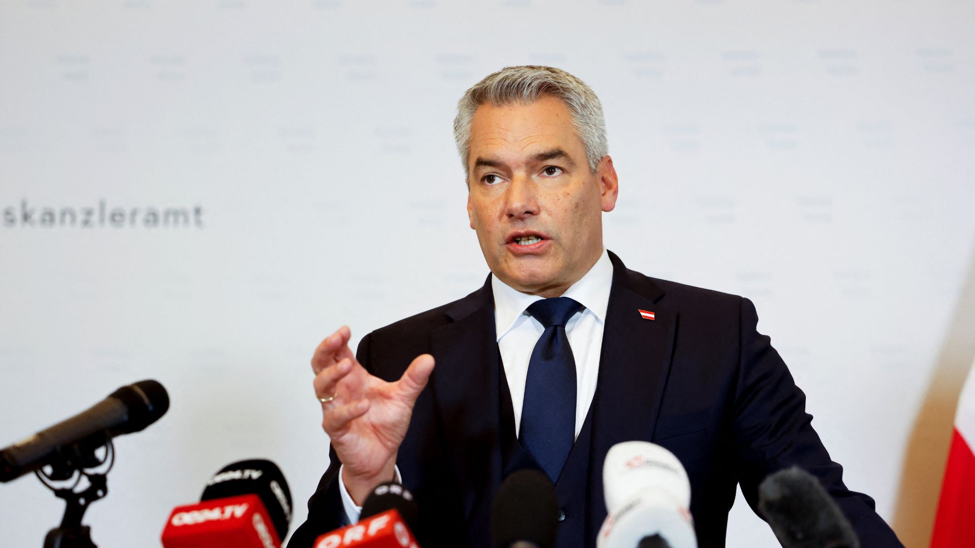 Austrian Chancellor Karl Nehammer speaks to the press in response to Russia's decision on November 15 to stop gas deliveries. /Lisa Leutner/Reuters
