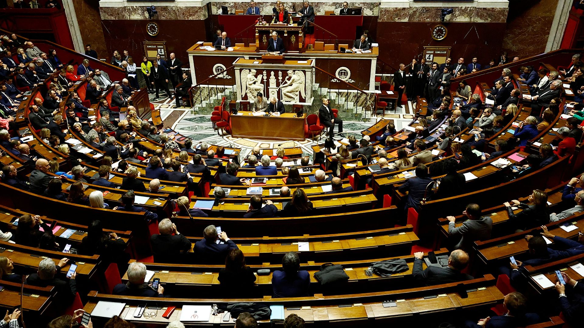 French MPs listen as Barnier delivers a speech during the debate. /Sarah Meyssonnier/Reuters