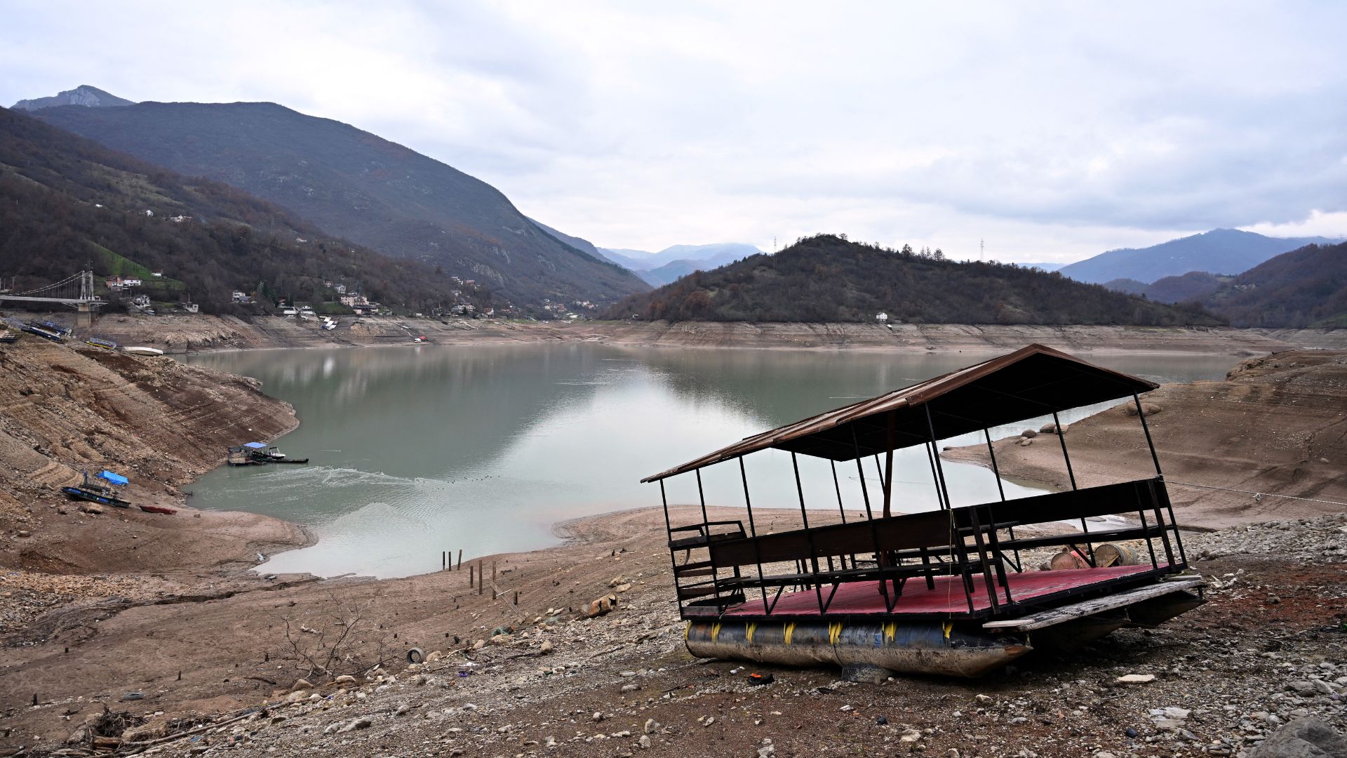 The enlarged shore of the Jablanicko artificial lake, through which the Neretva River flows, near the Bosnian town of Konjic. /Elvis Barukcic/AFP
