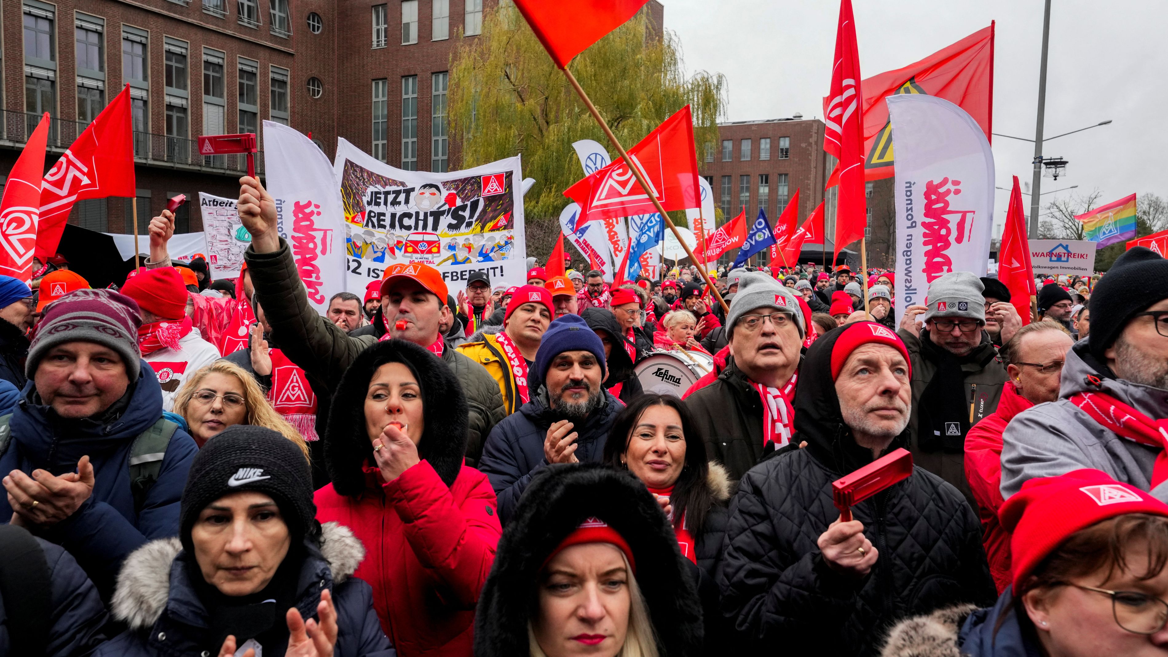 Employees protest at VW headquarters in Wolfsburg. /Martin Meissner/Reuters