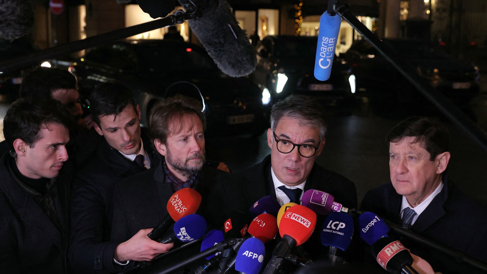 Socialist leader Olivier Faure (2nd R) after a meeting other party leaders and President Emmanuel Macron at the Elysee palace. /Thomas Samson/AFP
