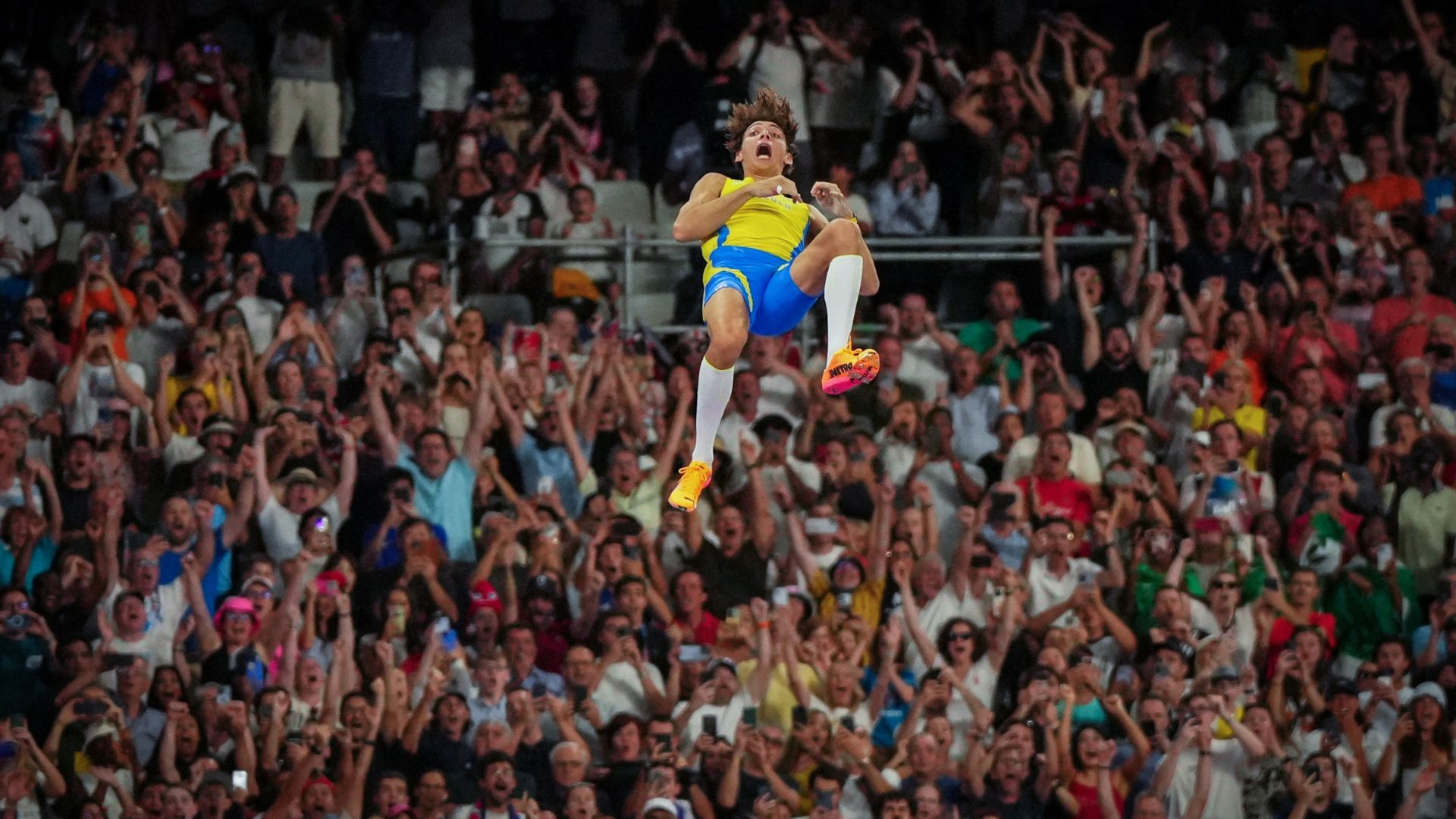 Duplantis stuns fans with his new world record mark in Paris. /Aleksandra Szmigiel/Reuters