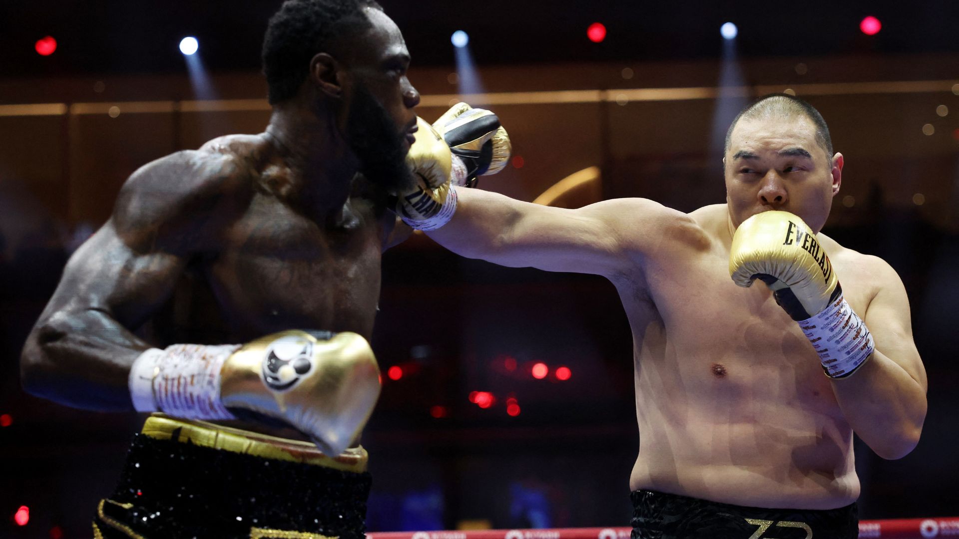 Zhang Zhilei (right) takes aim at Deontay Wilder in Riyadh. /Hamad I Mohammed/Reuters