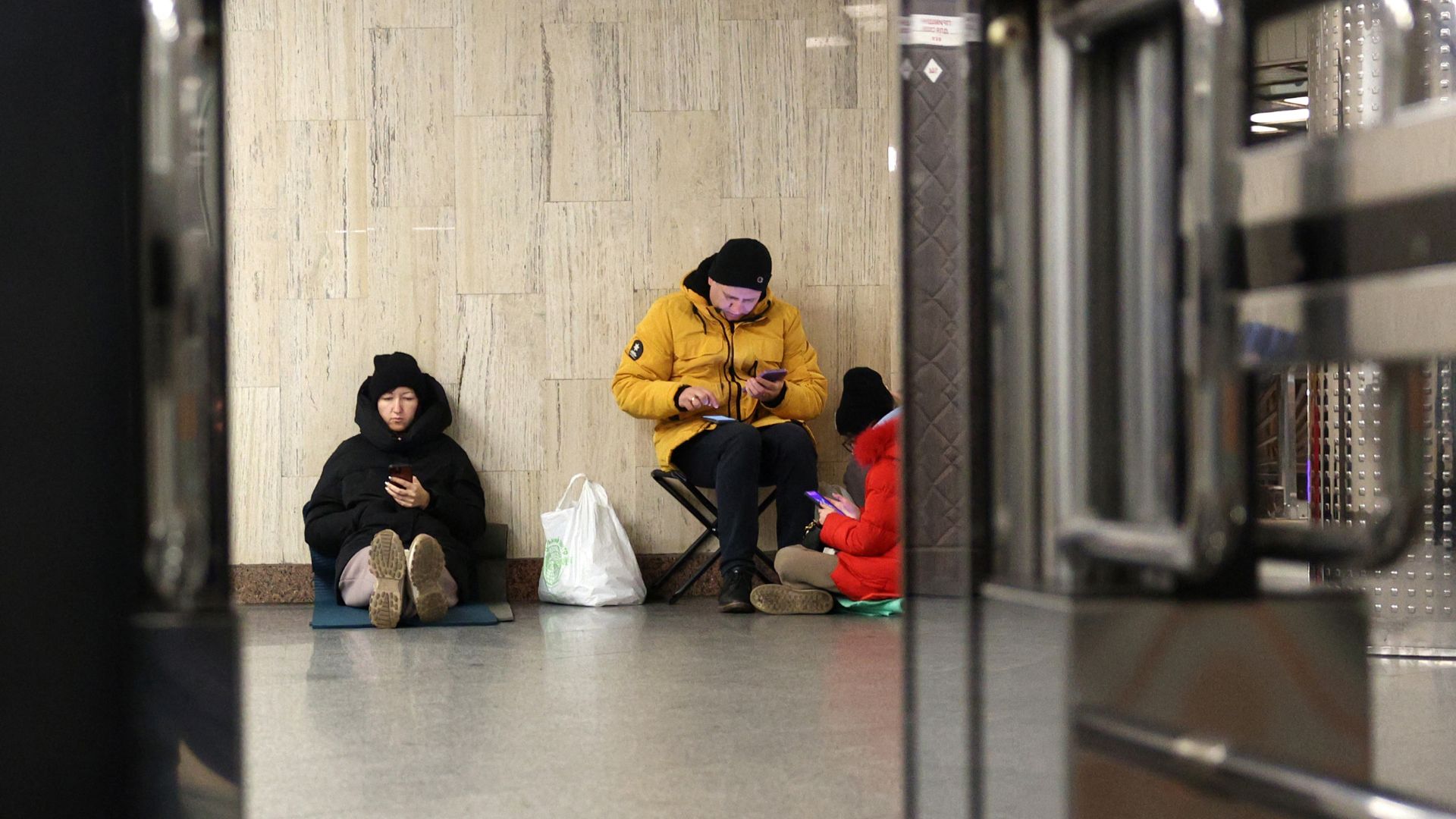 Local residents take shelter in a metro station during an air strike alarm in Kyiv on December 31. /Anatolii Stepanov/AFP