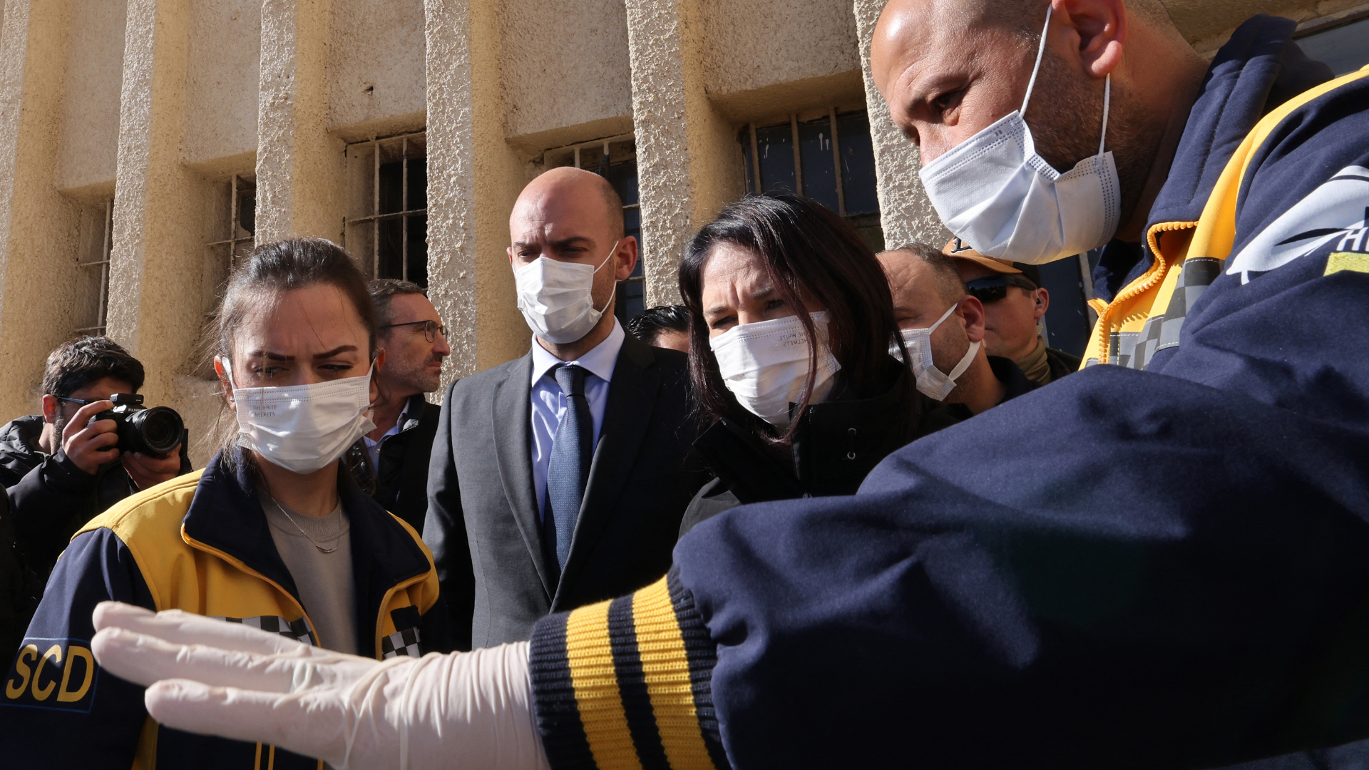 France's Foreign Minister Jean-Noel Barrot (2nd left) and his German counterpart Annalena Baerbock (2nd right) visit the Saydnaya prison, near Damascus. /Anwar Amro/AFP