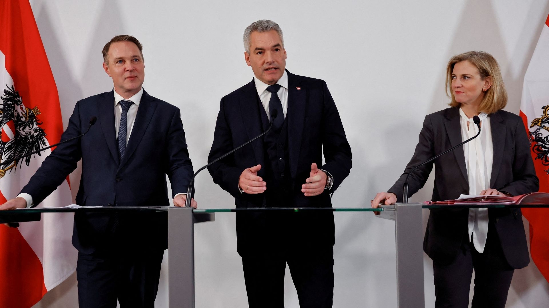 Austrian Chancellor and OVP head Karl Nehammer (center) speaks during coalition talks in December – but Neos leader Beate Meinl-Reisinger (right) has now said her party has withdrawn. /Lisa Leutner/Reuters
