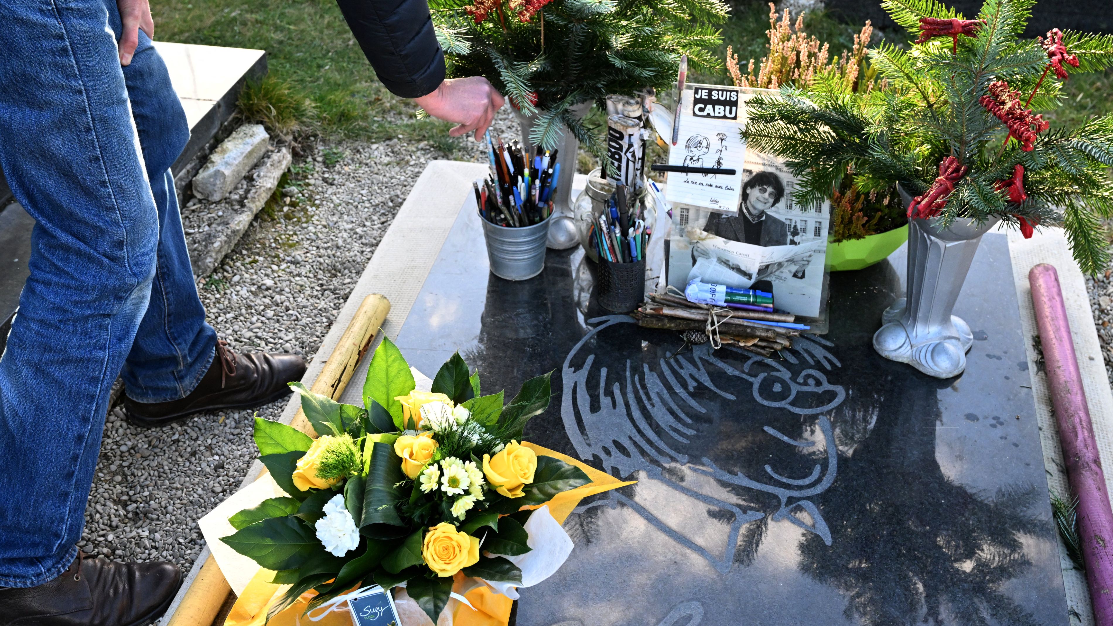 A pen is placed on the grave of Cabu. /Francois Nascimbeni/AFP