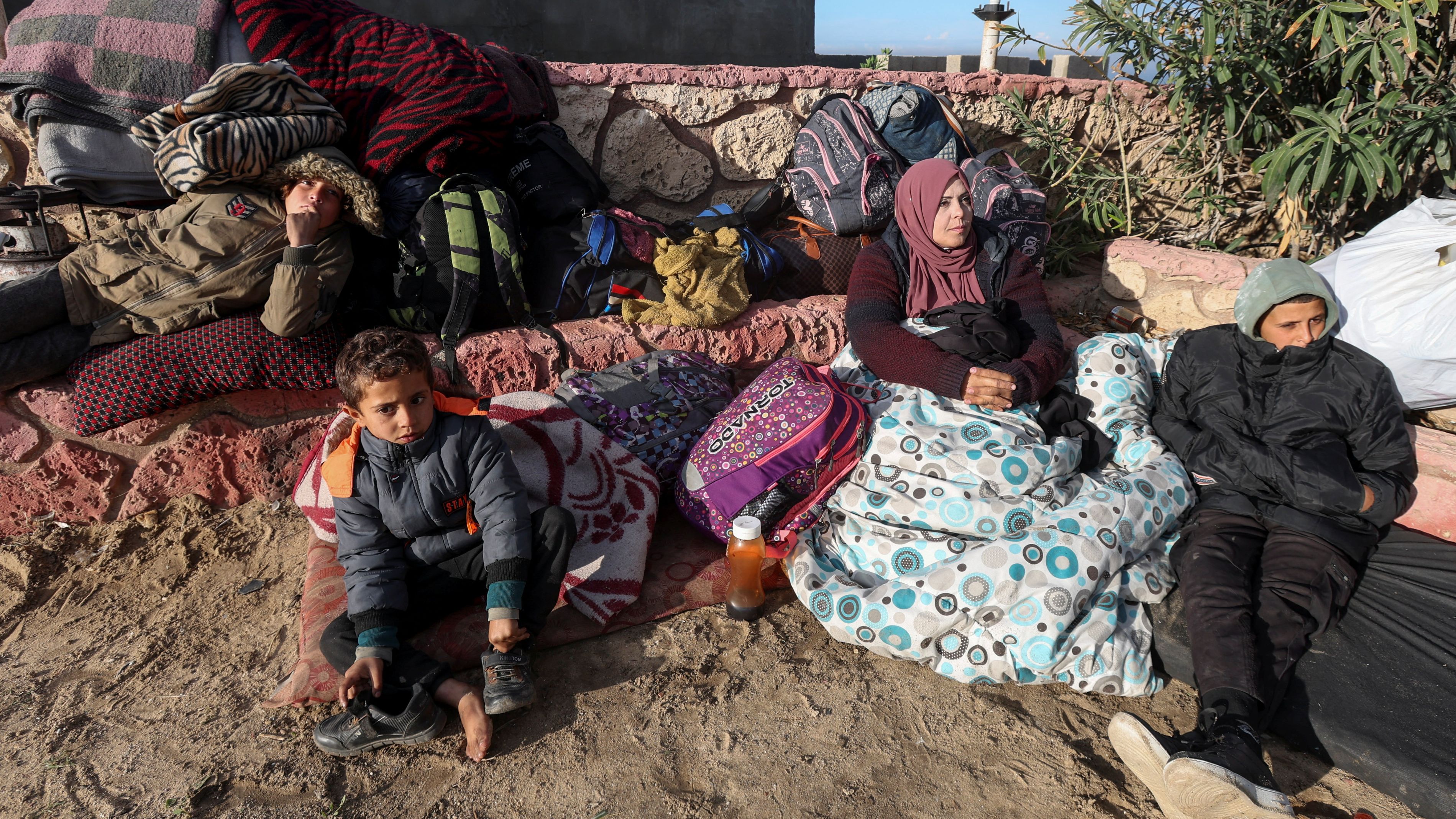 Displaced Palestinians wait to be allowed to return to their homes in northern Gaza./ Ramadan Abed/Reuters