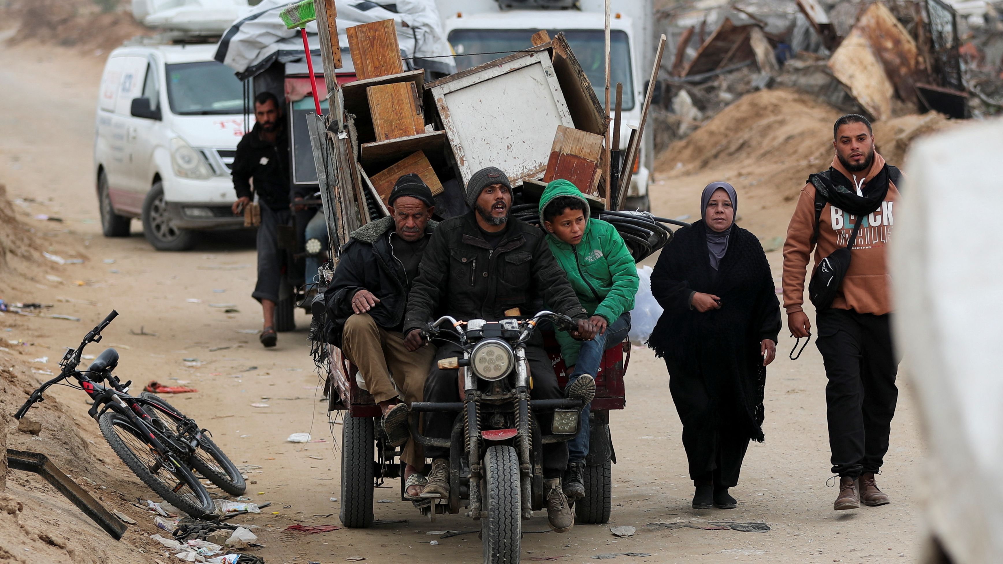 Palestinians get traveling after Israeli forces withdrew from the Netzarim Corridor. /Dawoud Abu Alkas/Reuters