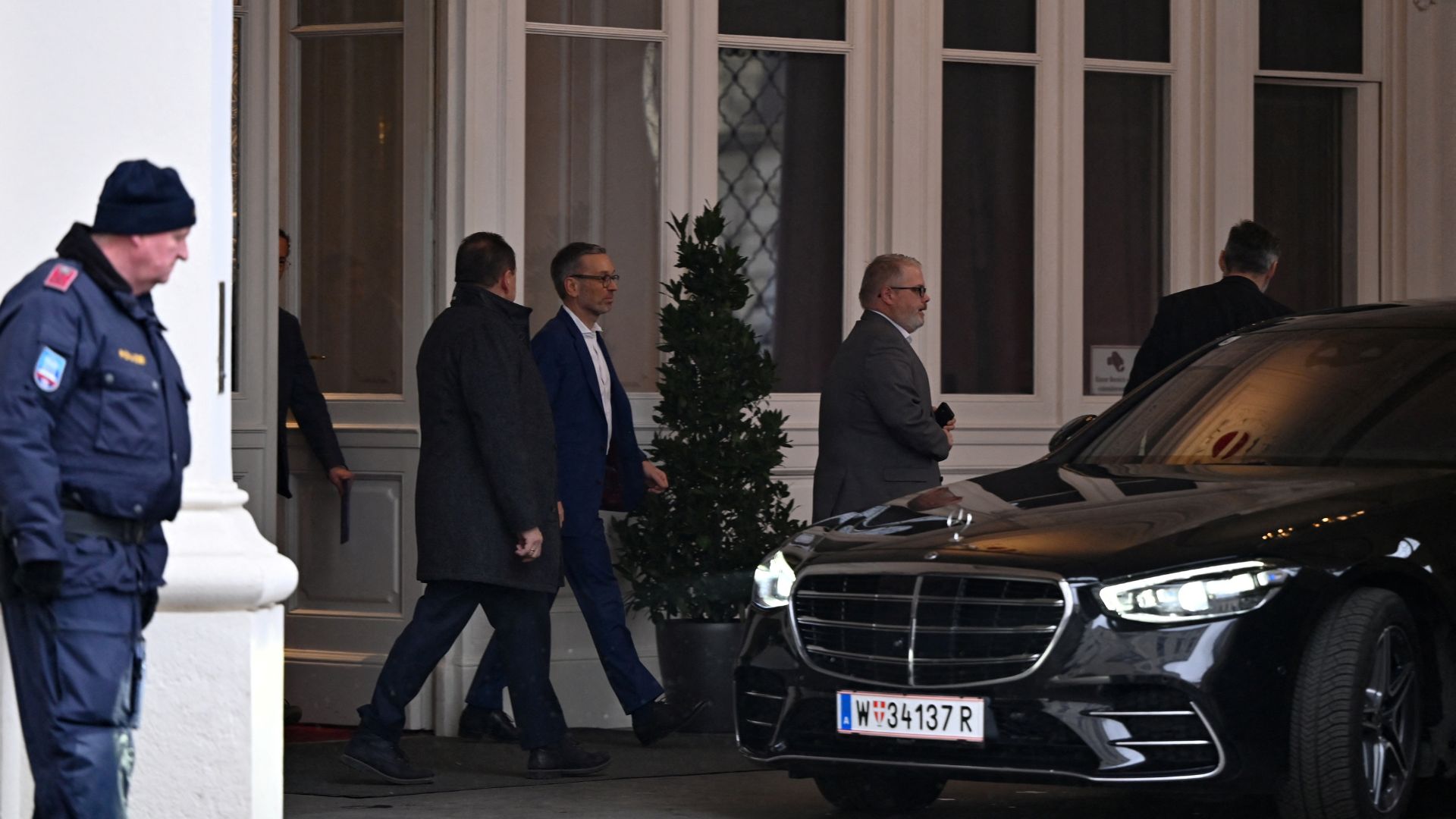Austrian far-right Freedom Party (FPO) leader Herbert Kickl leaves the presidential office at Hofburg Palace after talks. /Elisabeth Mandl/Reuters
