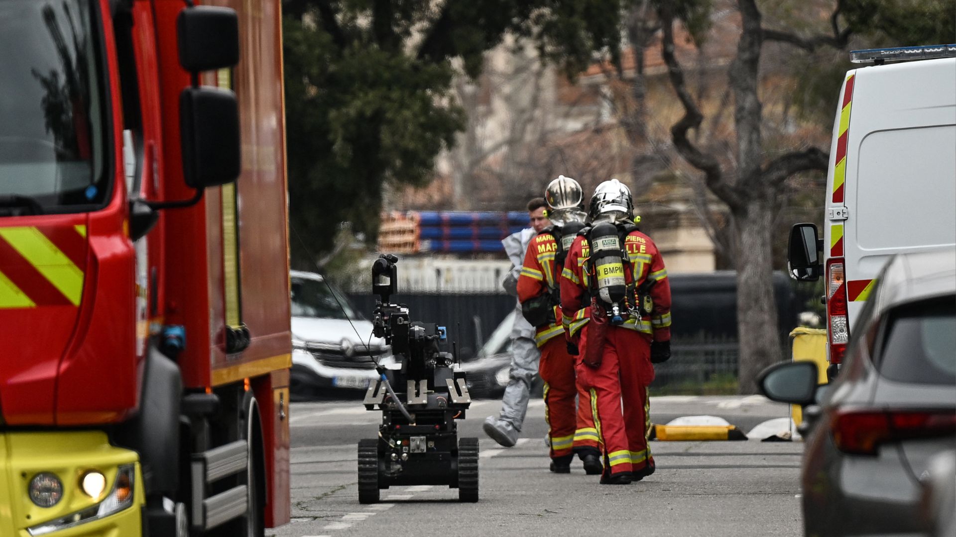 Members of Marseille Naval Fire Battalion arrive with a demining robot in front of the Russian consulate in Marseille after three improvised explosive devices were thrown. /Miguel Medina/AFP
