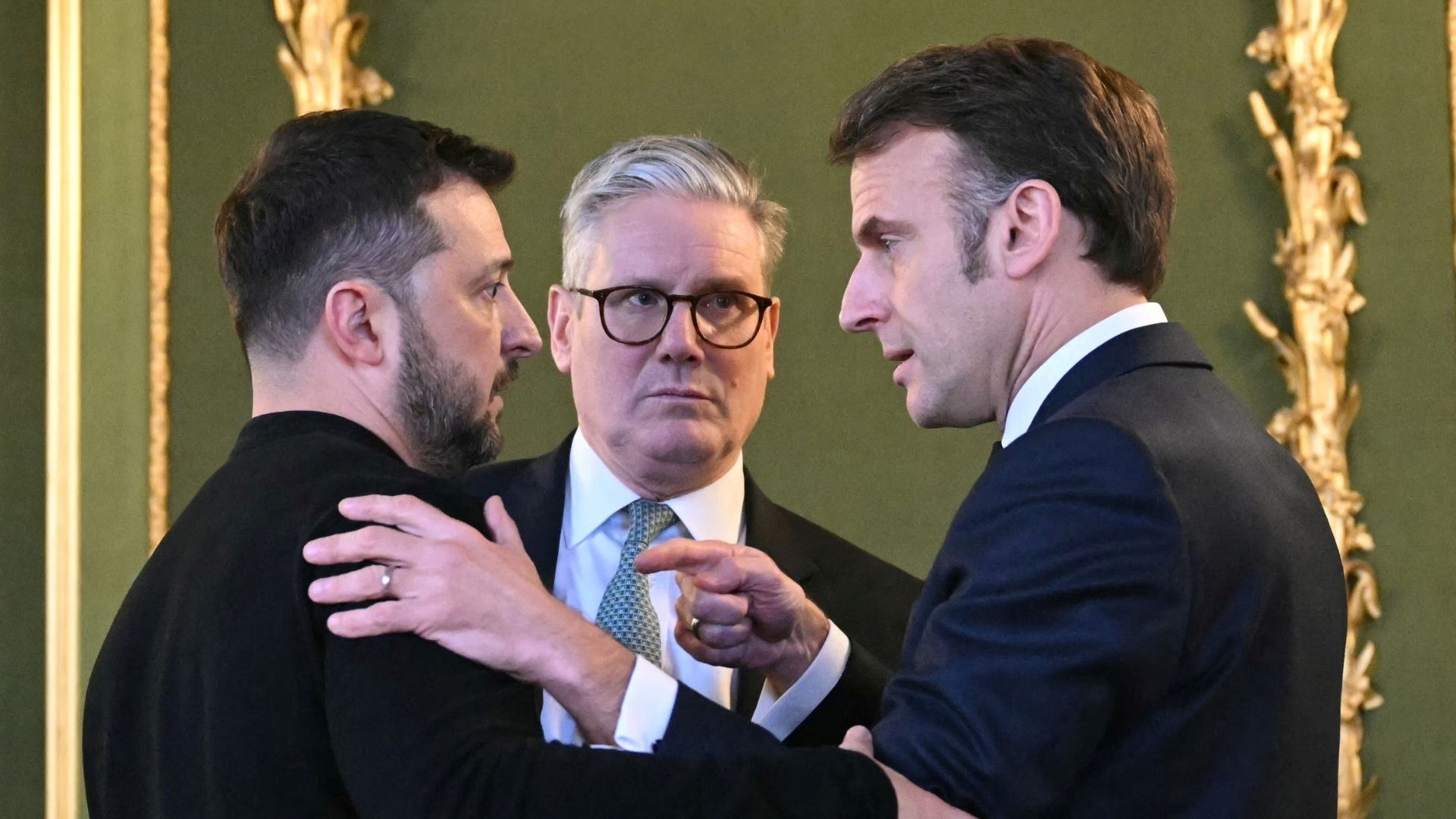 UK PM Keir Starmer (C) and French President Emmanuel Macron (R) have expressed support for Ukraine's President Volodymyr Zelenskyy (L). /Justin Tallis/Reuters