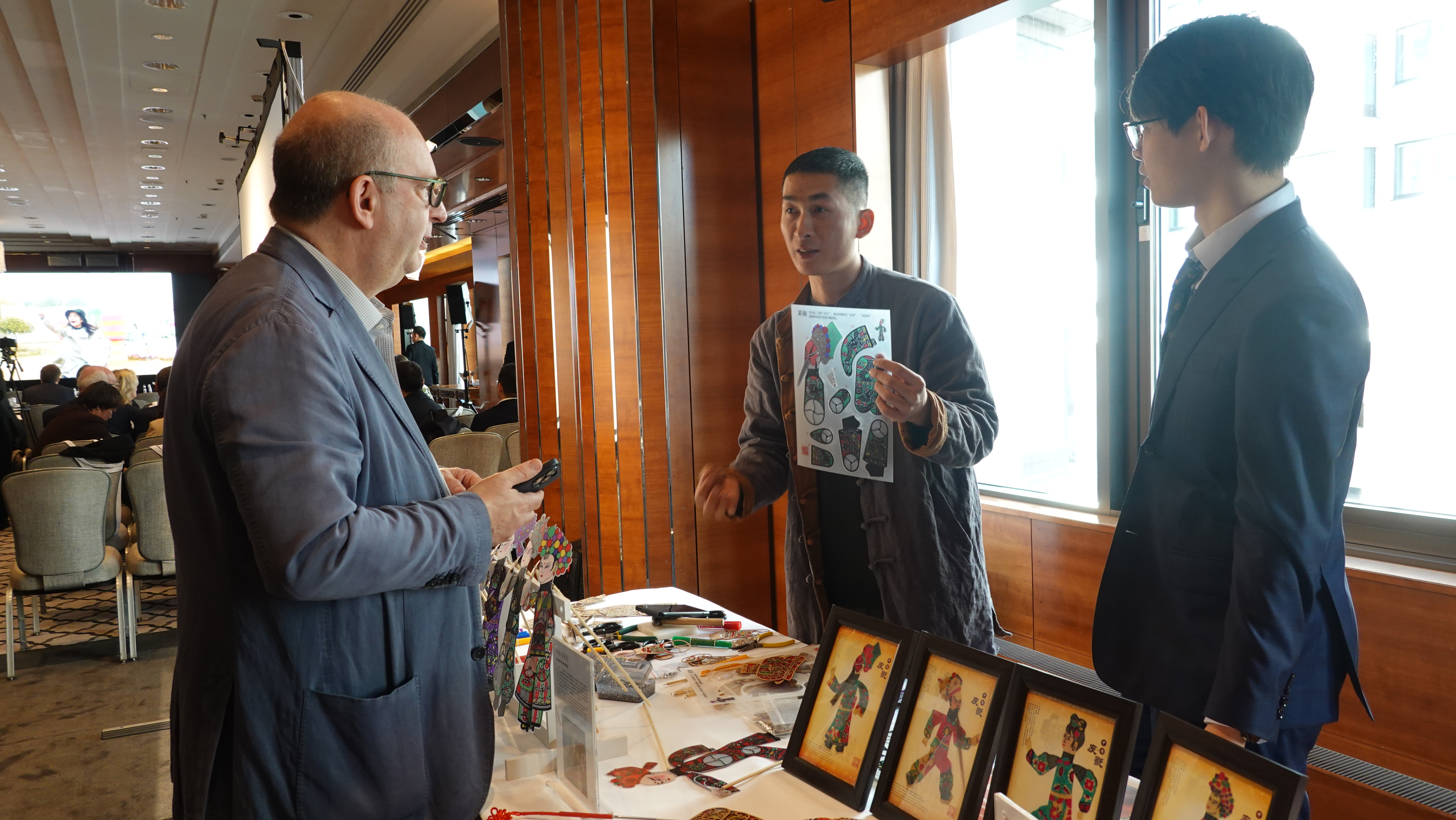 The performer introduced Hunan Paper Shadow Puppetry. /He Xiaoyi