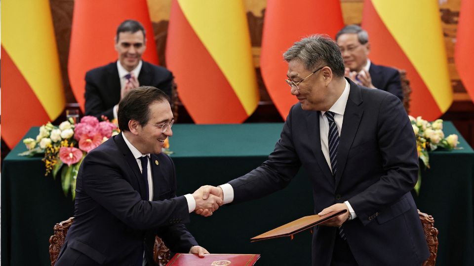 Spanish Foreign Minister Jose Manuel Albares shakes hands with Chinese Commerce Minister Wang Wentao in the presence of Spain's Prime Minister Pedro Sanchez and Chinese Premier Li Qiang, during a signing ceremony at the Great Hall of the People in Beijing on April 11. /Andres Martinez Casares/Pool
