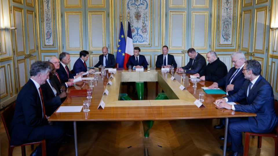 Macron chairs a meeting with U.S., German, UK and Ukrainian delegates at the Elysee presidential palace in Paris. /Ludovic Marin/Pool/AFP
