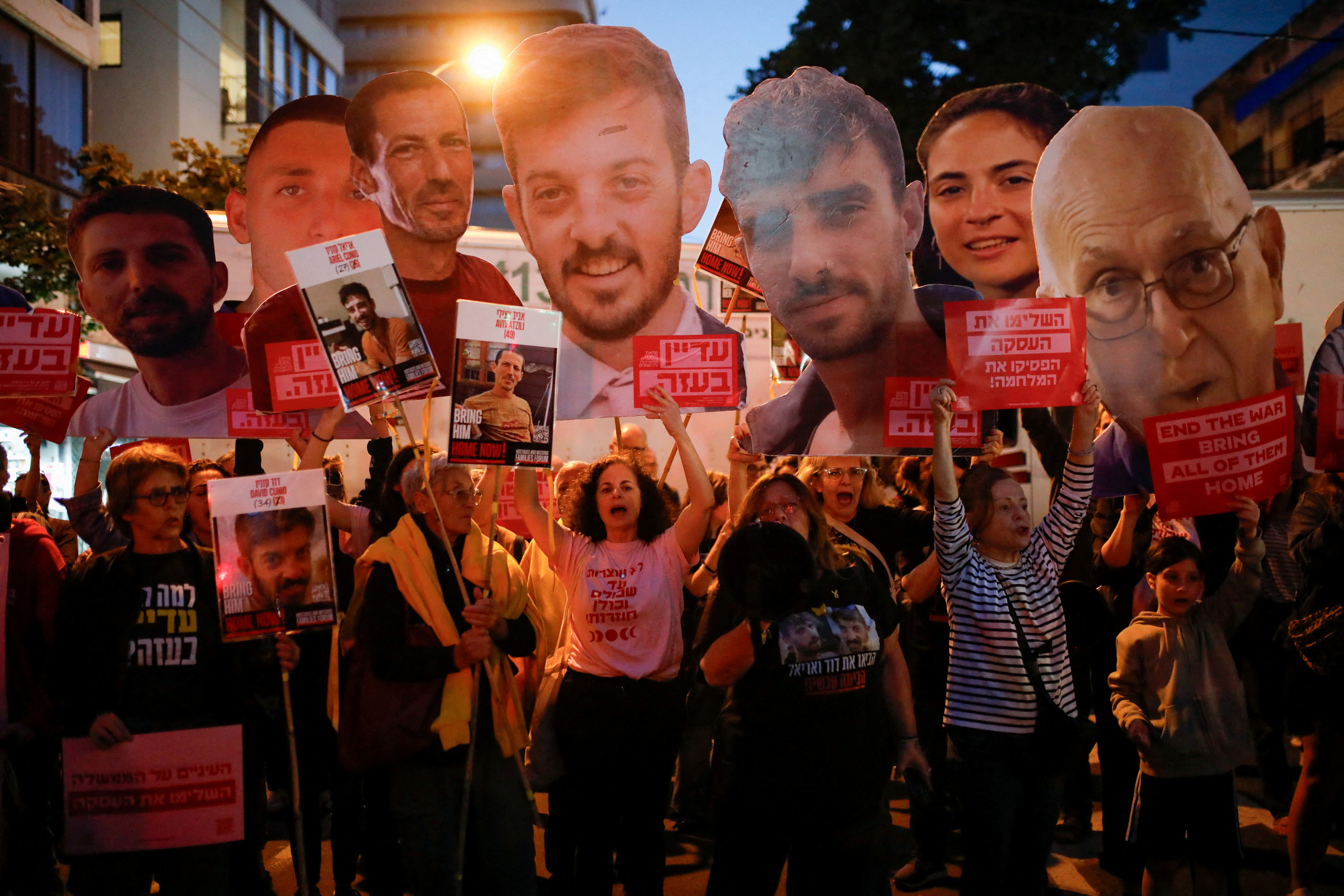 Personas sostienen recortes de rehenes mientras participan en una manifestación contra el gobierno israelí y el primer ministro Benjamín Netanyahu, Tel Aviv, Israel, 3 de abril de 2025. /Shir Torem/Reuters