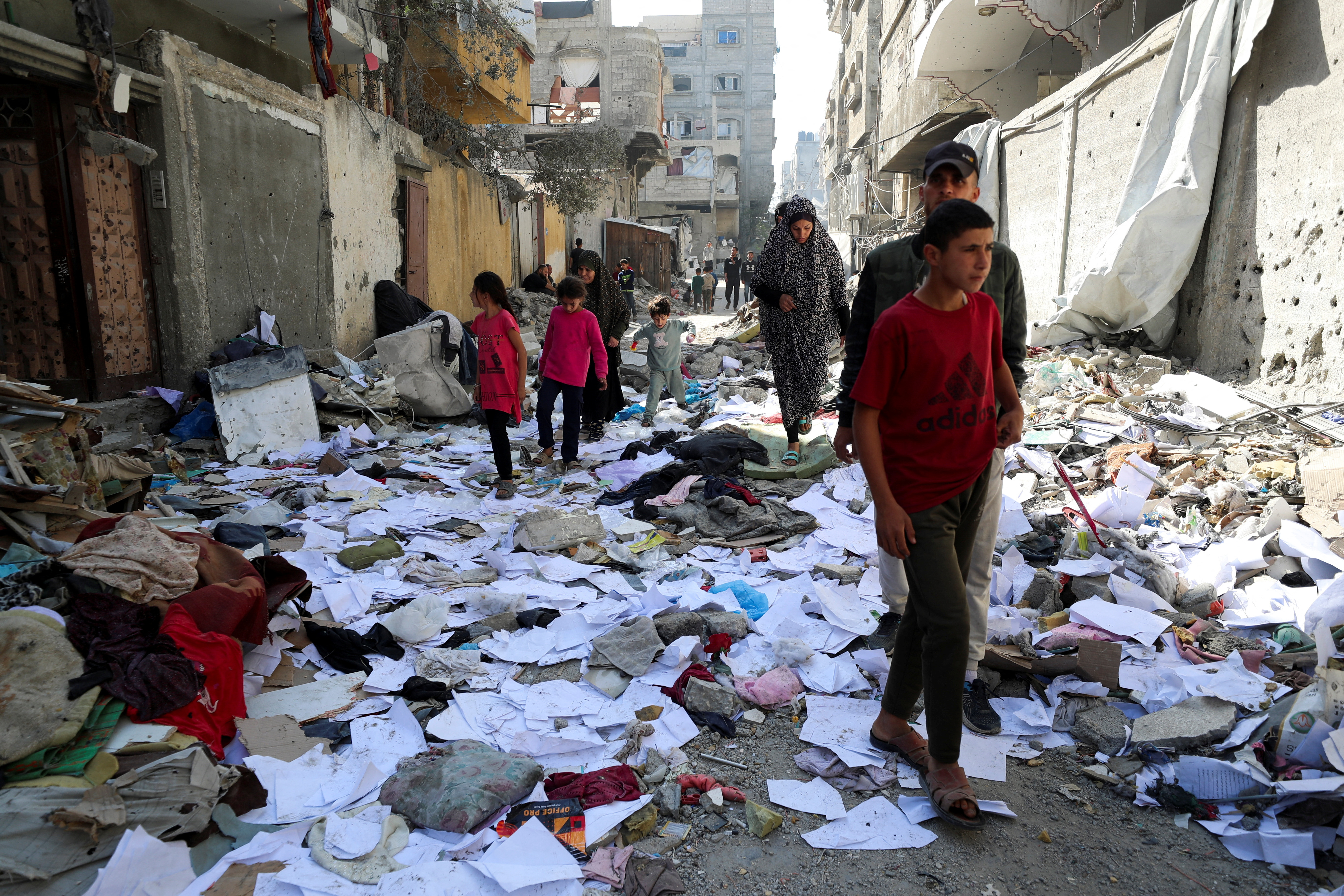 Palestinos caminan en el lugar de un ataque israelí a una casa, en el norte de la Franja de Gaza, 18 de abril de 2025. /Mahmoud Issa/Reuters