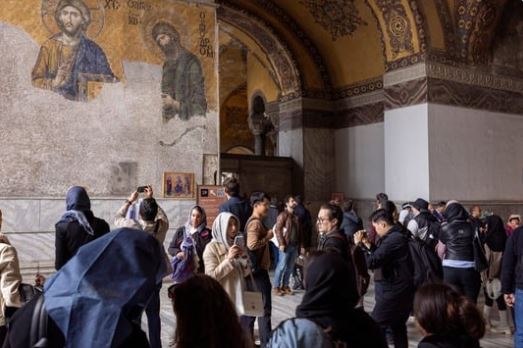 Tourists and worshippers visit the Hagia Sophia Grand Mosque, while restoration work on dome to reinforce the structure and conserve its mosaics begins, Istanbul, Turkey, April 14, 2025. REUTERS/Umit Bektas