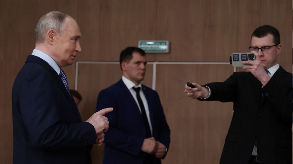 Putin hints at willingness for Ukraine talks; EU ponders 'red lines'