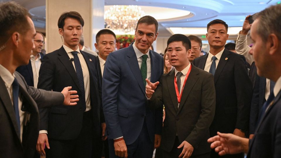 Spain's Prime Minister Pedro Sanchez (C) signed a deal to develop the first green hydrogen net zero industrial park in Europe while in China in September 2024. /Hector Retamal/CFP

