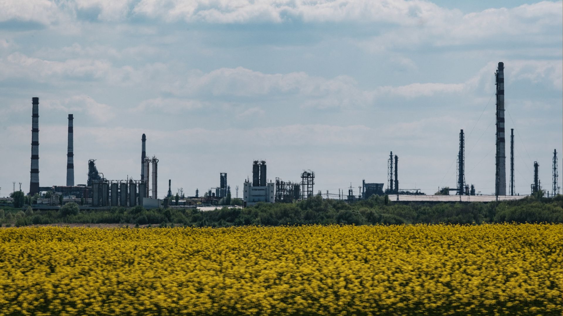 An oil refinery is seen near the eastern Ukraine industrial town of Lysychansk in May 2022. /Yasuyoshi Chiba/AFP
