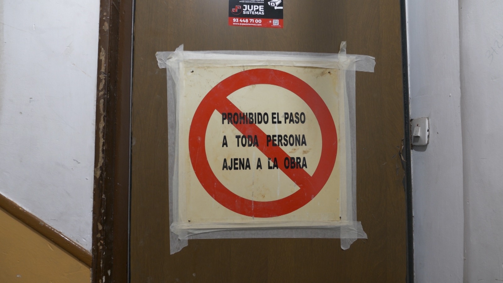 One of the 'anti-squat' doors sealing up the apartments in the building on Tribulete Street No.7 /CGTN