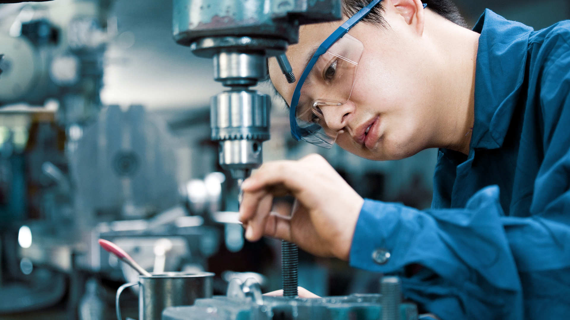 Donald Trump is aiming to increase the amount of factories in the U.S. /CFP