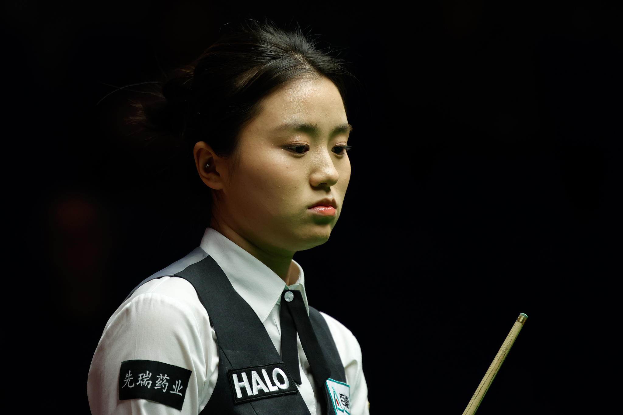 Bai Yulu of China in the first round of the 2025 Snooker World Championship qualifiers. /CFP
