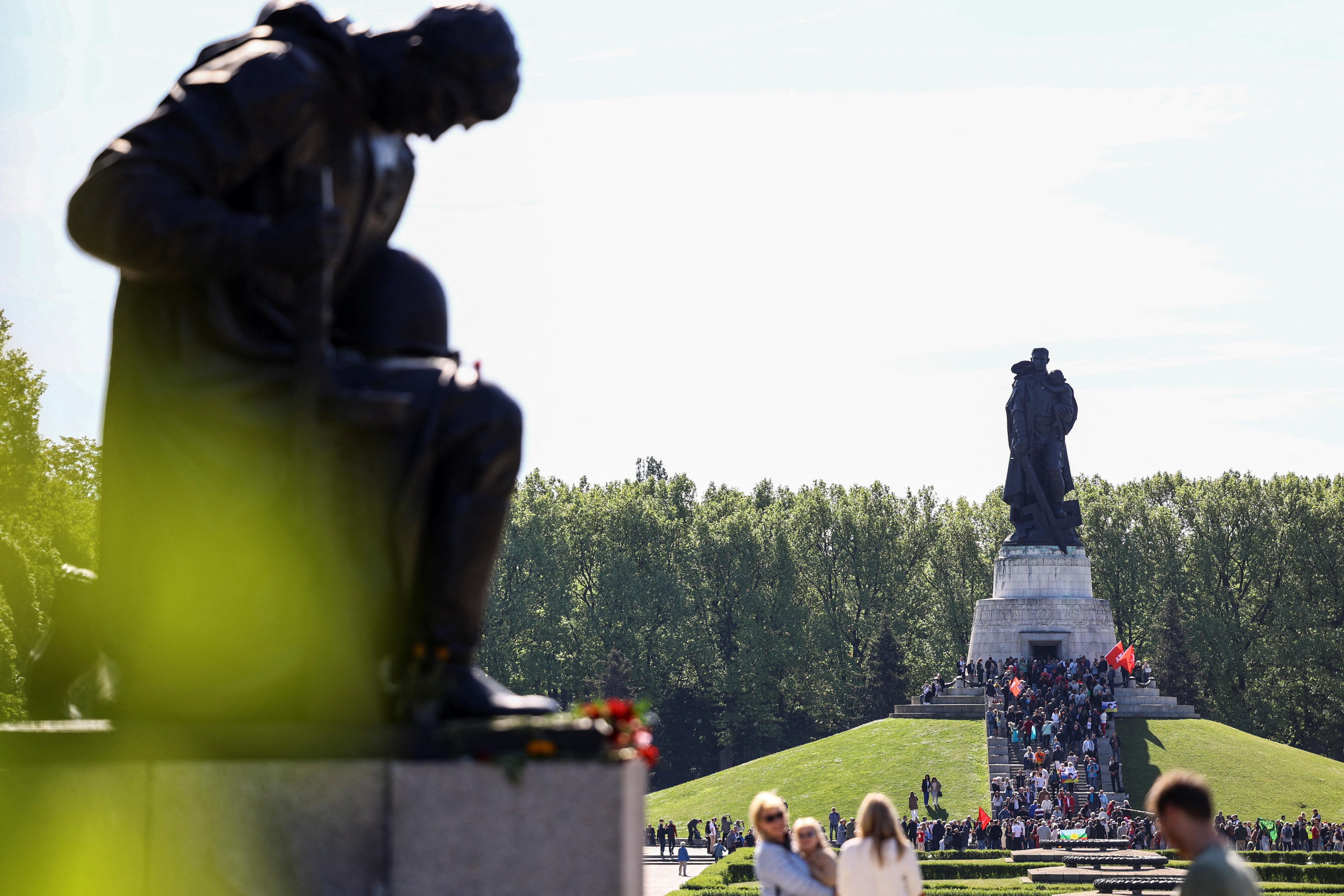 People gather at the Soviet War Memorial in Treptower Park, Berlin. /Christian Mang/Reuters