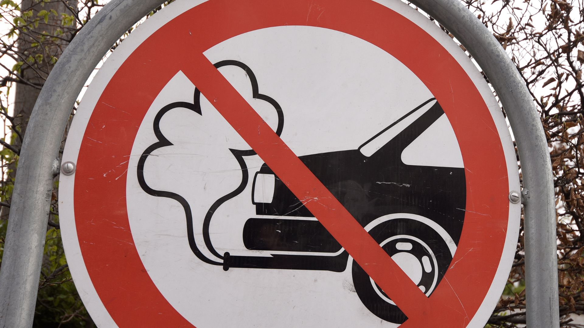 An anti-exhaust emission traffic sign is pictured in Copenhagen, Denmark in 2017. /Fabian Bimmer/Reuters