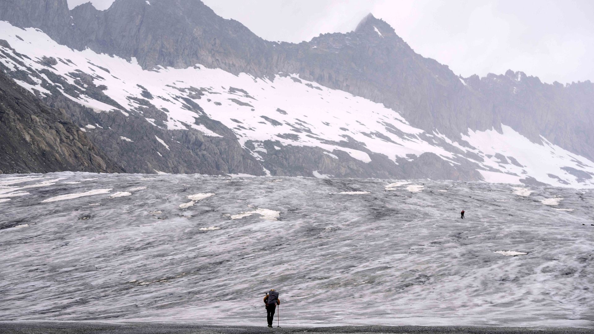 Swiss glaciers' snow cover well below average this year, says study