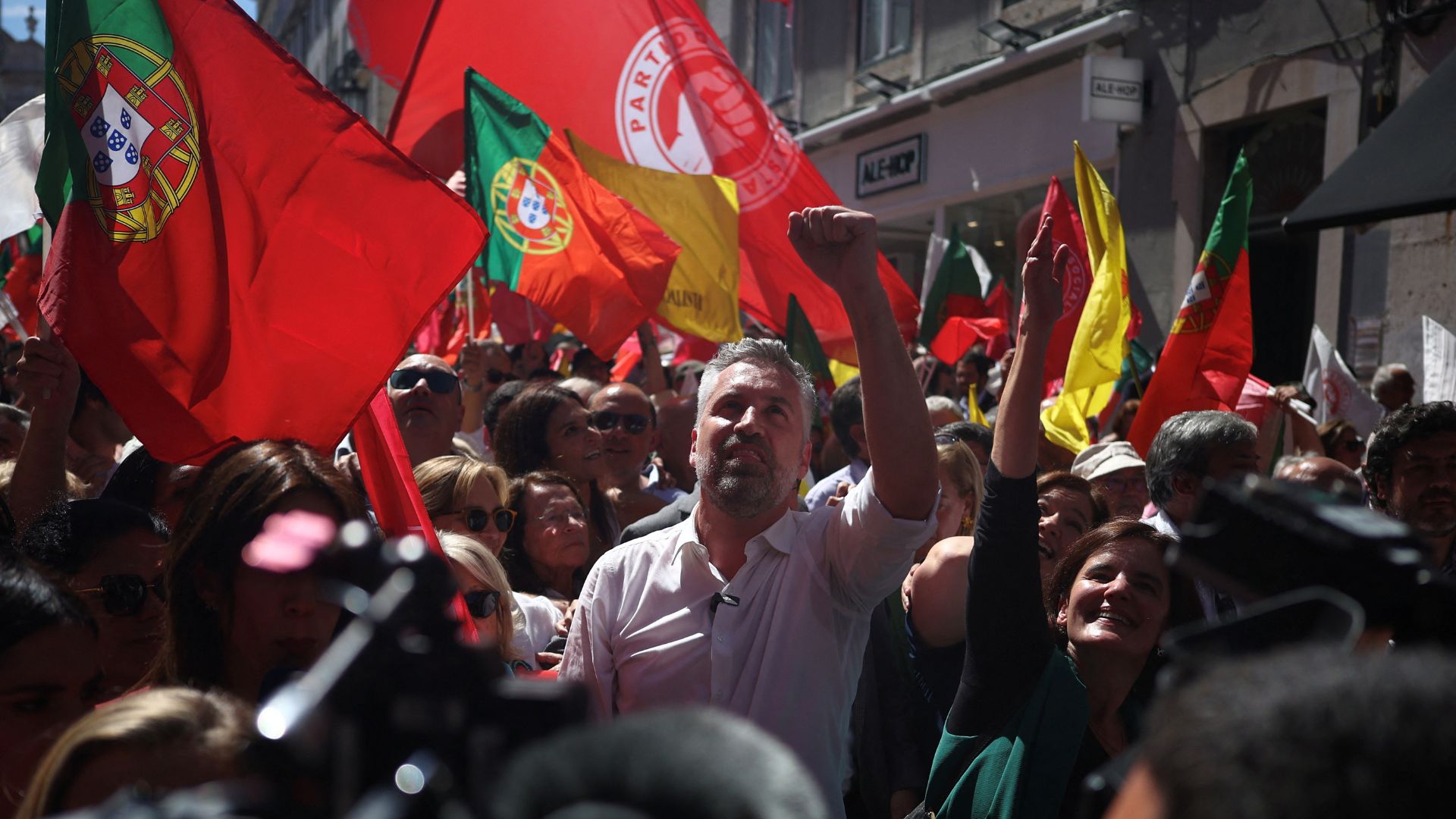 Socialist party (PS) Secretary General Pedro Nuno Santos gestures to the crowd during a rally. /REUTERS/Pedro Nunes 