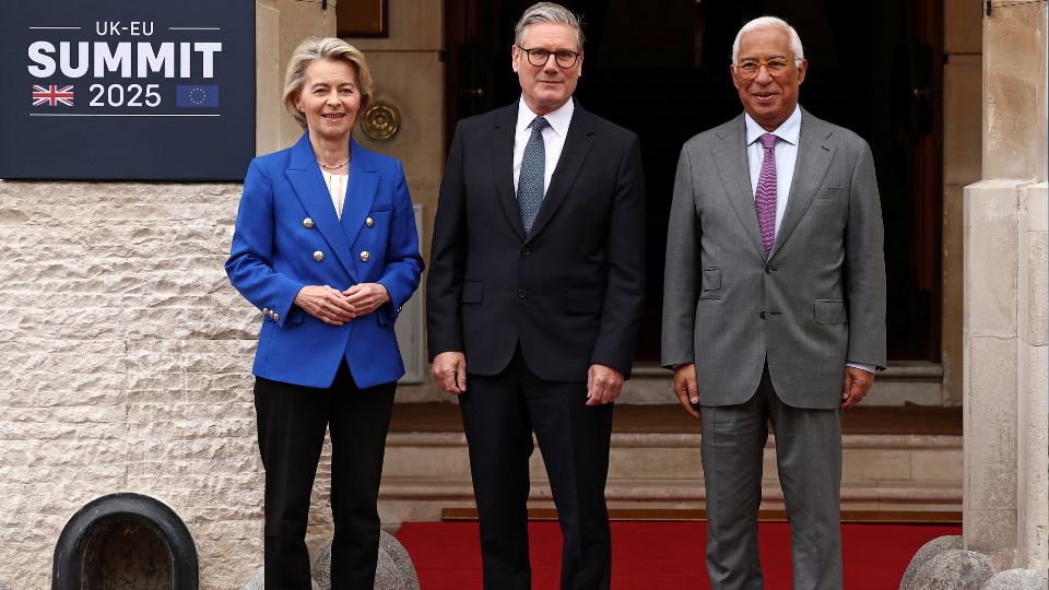 UK Prime Minister Keir Starmer poses with European Commission President Ursula von der Leyen and European Council President Antonio Costa as they arrive to attend the UK-EU Summit in London. /Henry Nicholls/Pool
