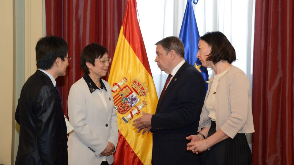 Spanish customs officials meet with Chinese Customs Vice Minister Lyu Weihong. /CGTN