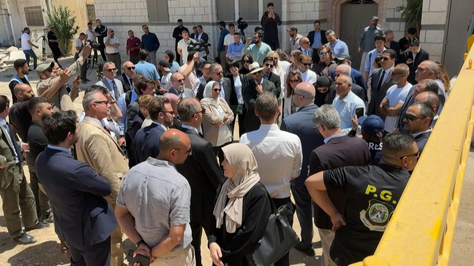 Israeli troops fire near to diplomats on trip to West Bank 