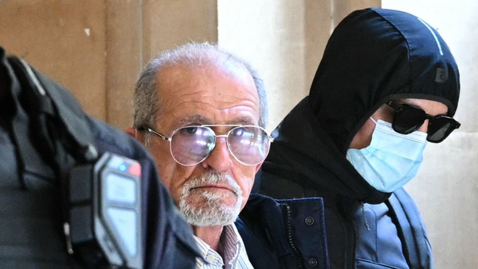 Defendant Aomar Ait Khedache (C) and co-defendant Harminy Ait Khedache (R) arrive for the start of the trial. /Bertrand Guay/AFP