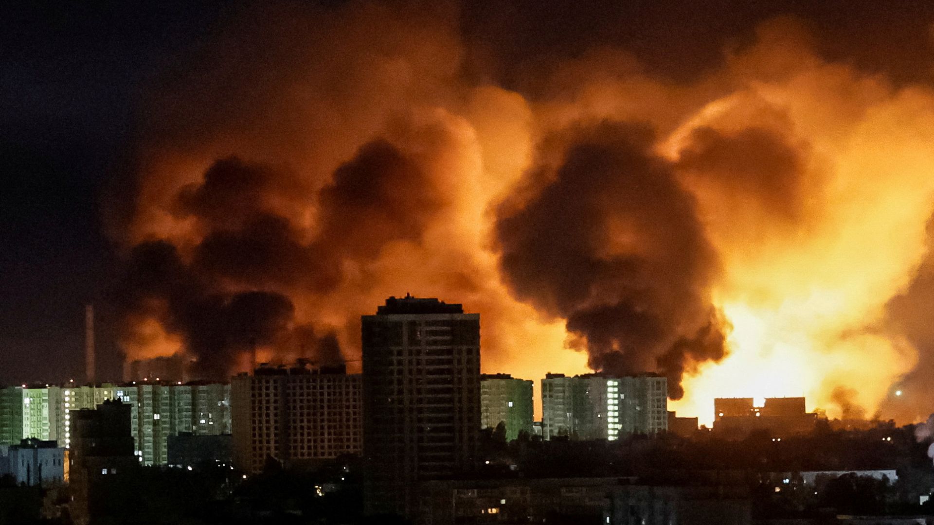 An explosion of a drone lights up the sky over the city during a Russian drone strike in Kyiv. /Gleb Garanich/reuters

