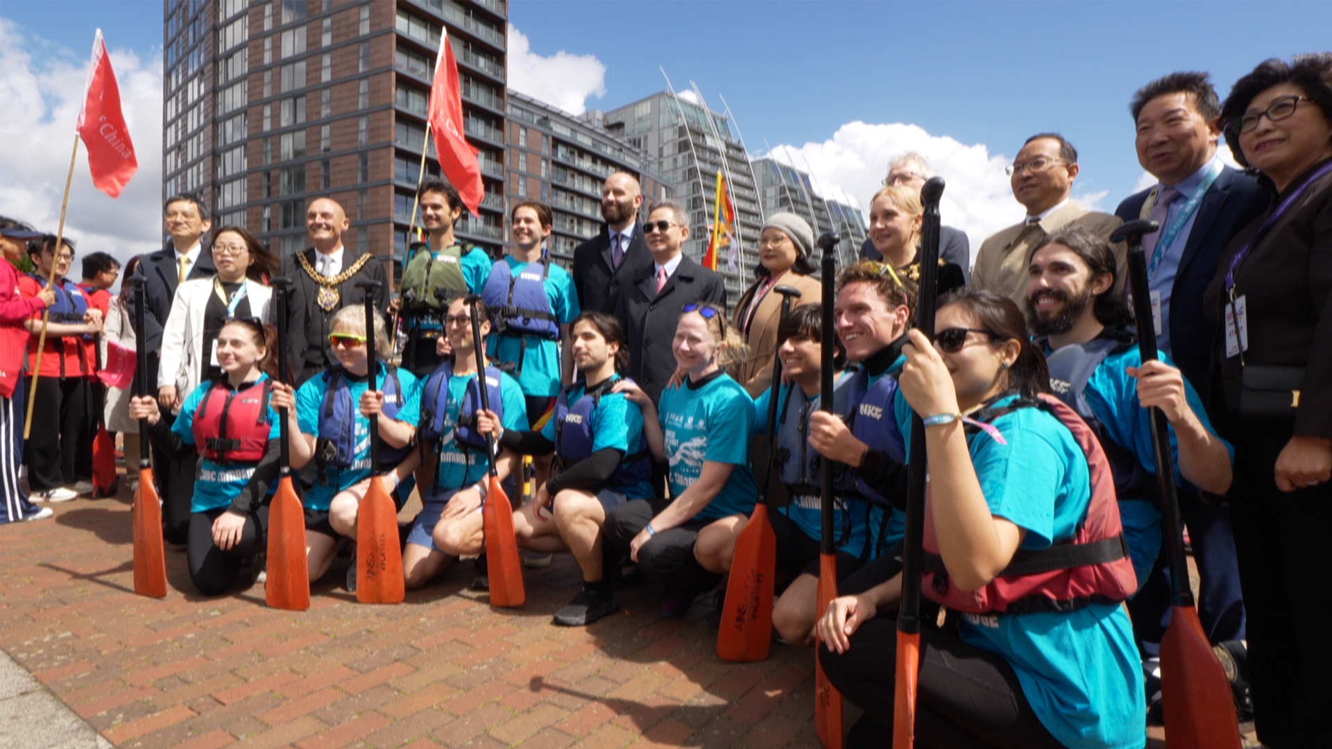 Chinese Ambassador Zheng Zeguang joins the CHBC Cambridge team for a group photo. /CGTN Europe