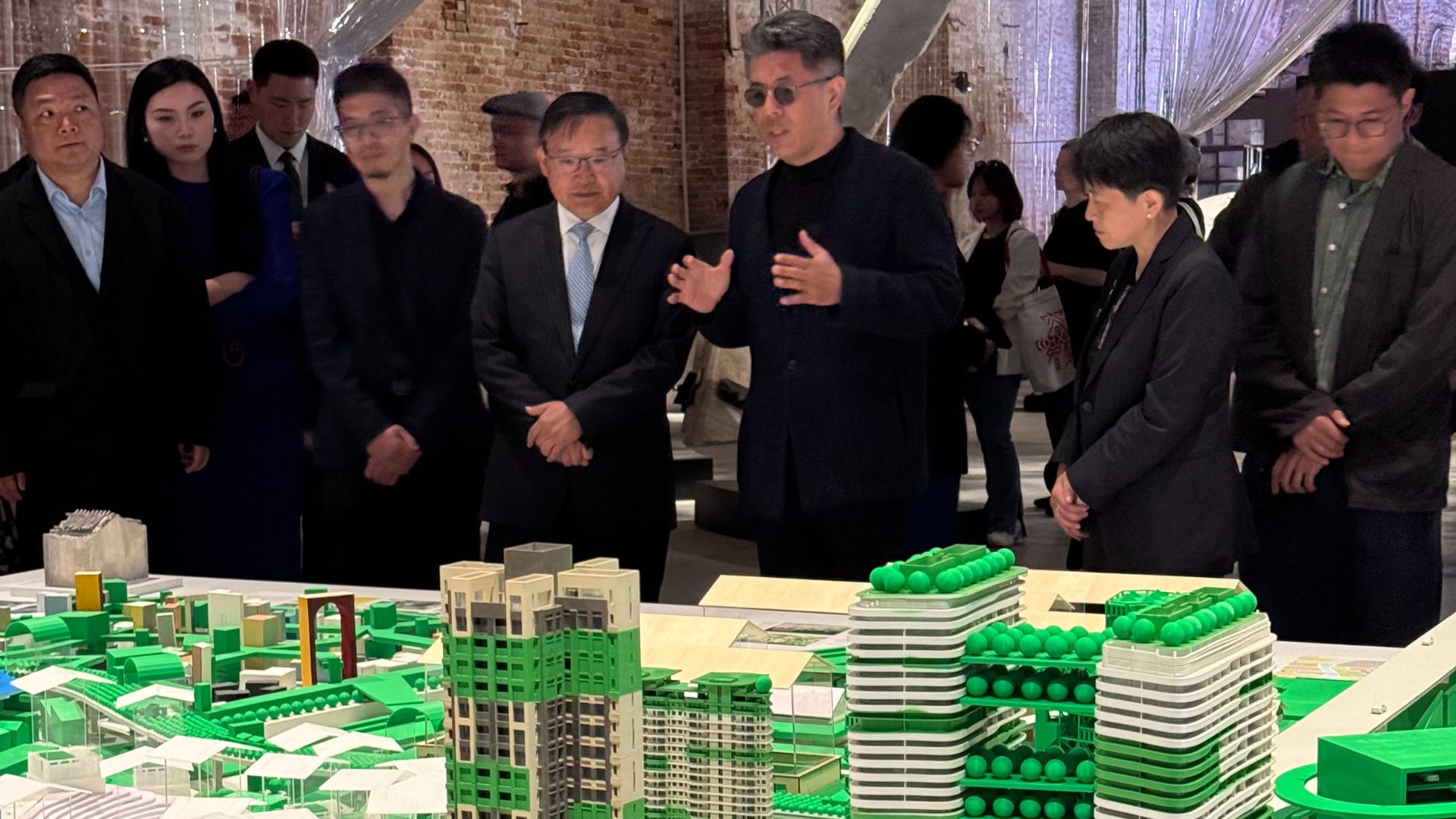 Ma Yansong (center, dark glasses) discusses an exhibit. /Hermione Kitson/CGTN