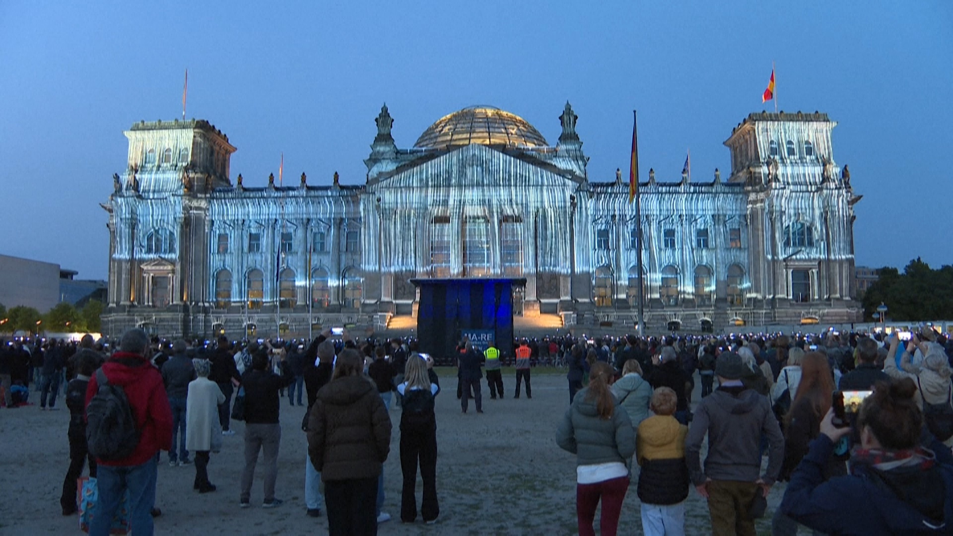 30 years after art stunt, Berlin light show re-wraps the Reichstag