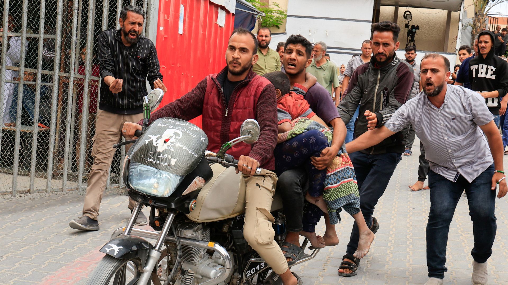 Palestinians carry a wounded child to Nasser Hospital following an Israeli strike, in Khan Younis, on May 15, 2025. /Hatem Khaled/Reuters
