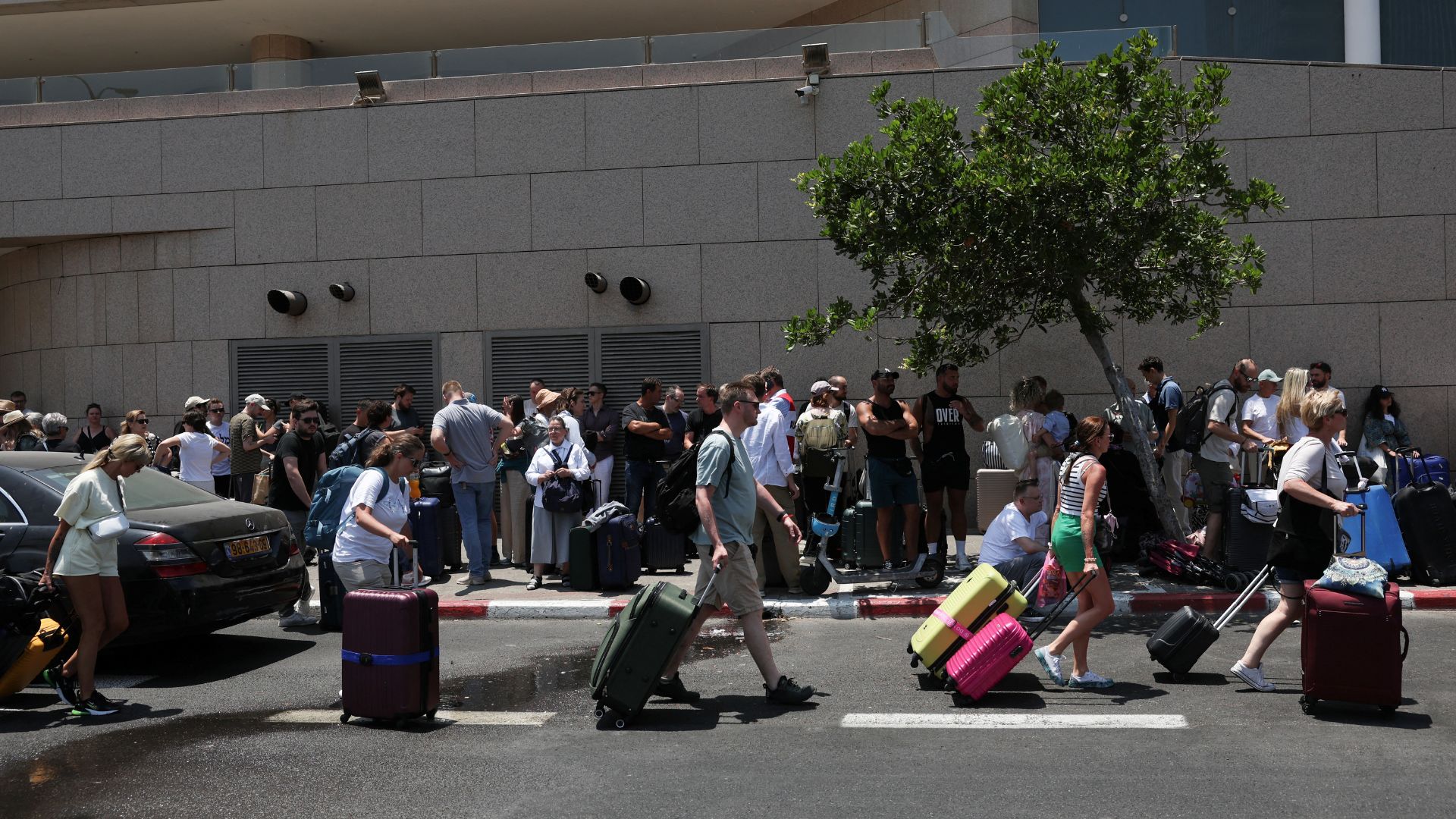 People with foreign nationalities gather in Tel Aviv to leave Israel on buses via Egypt, following a missile attack from Iran. /Ronen Zvulun/Reuters
