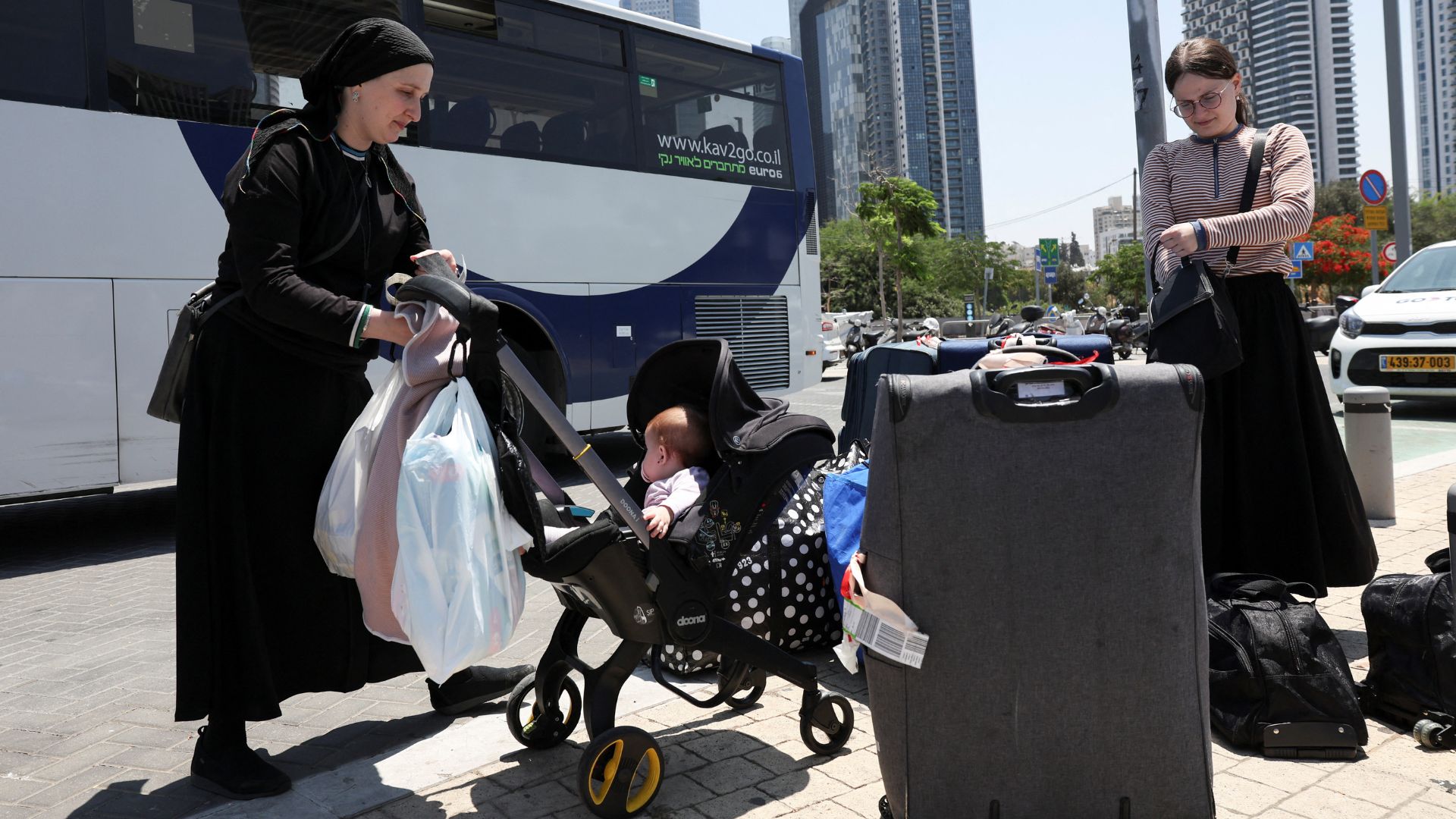 Israelis arrive to the train station from Ben Gurion International Airport as the first flights back to Israel started since its civilian airspace was closed. /Violeta Santos Moura/Reuters