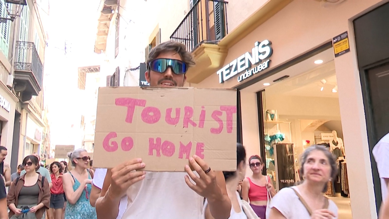 2/4. Anti-tourist sentiment is spreading in Spain. /CGTN